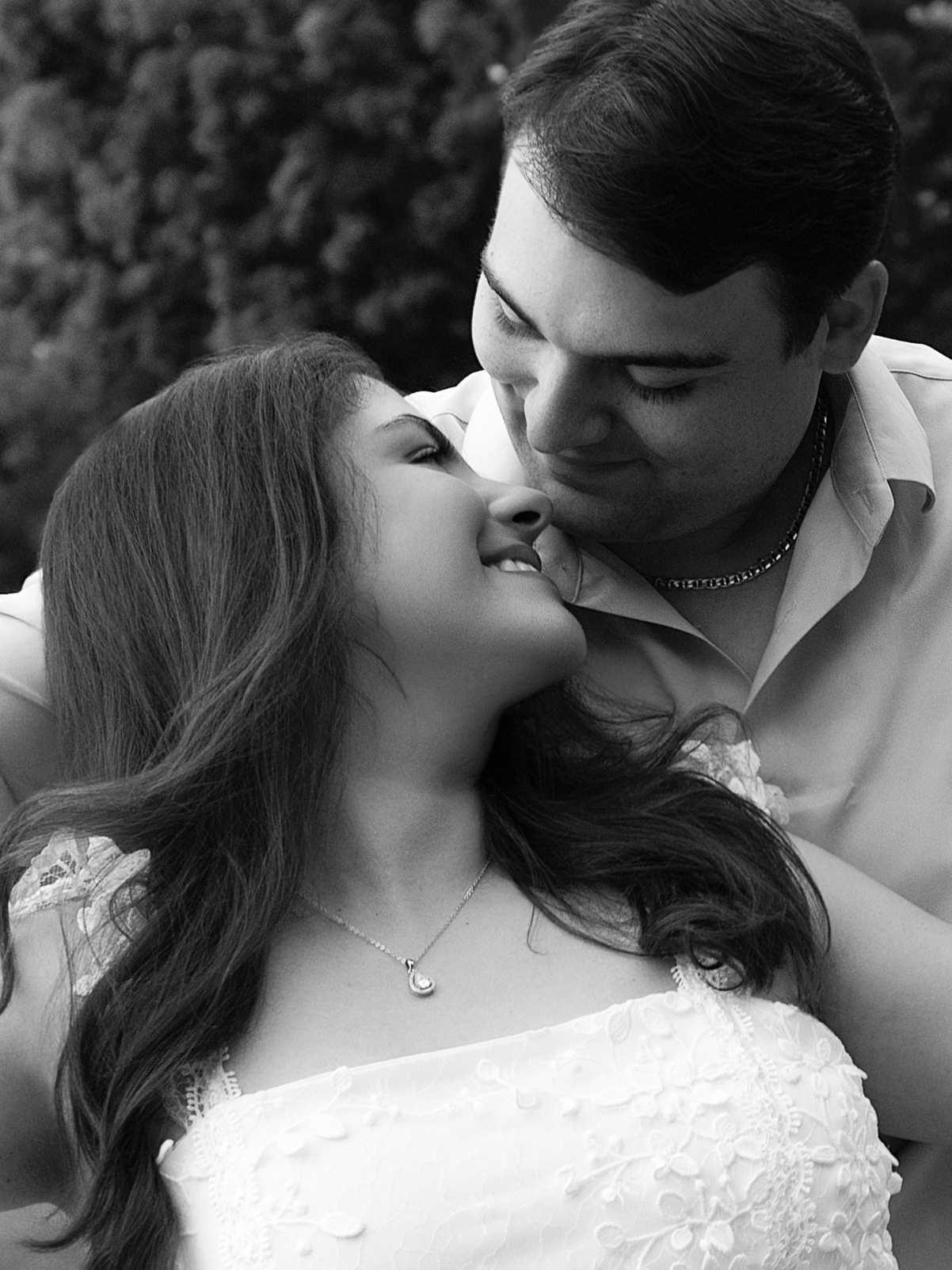 A close portrait of Carolina and Jason smiling together